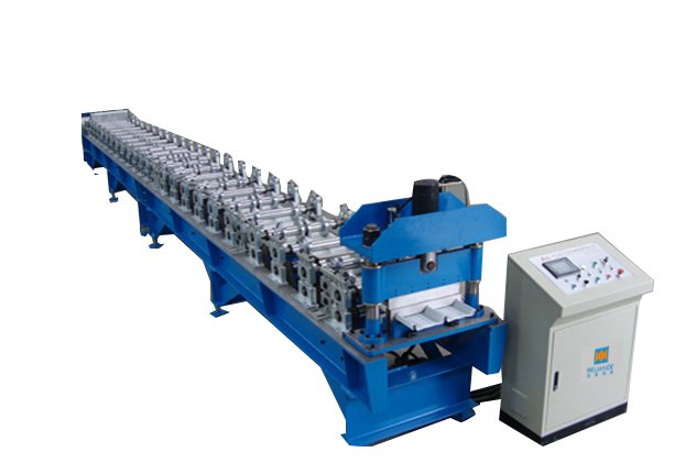 Máquina formadora de rollos para la producción de techos metálicos con junta alzada (standing seam) en Bucaramanga, Santander.